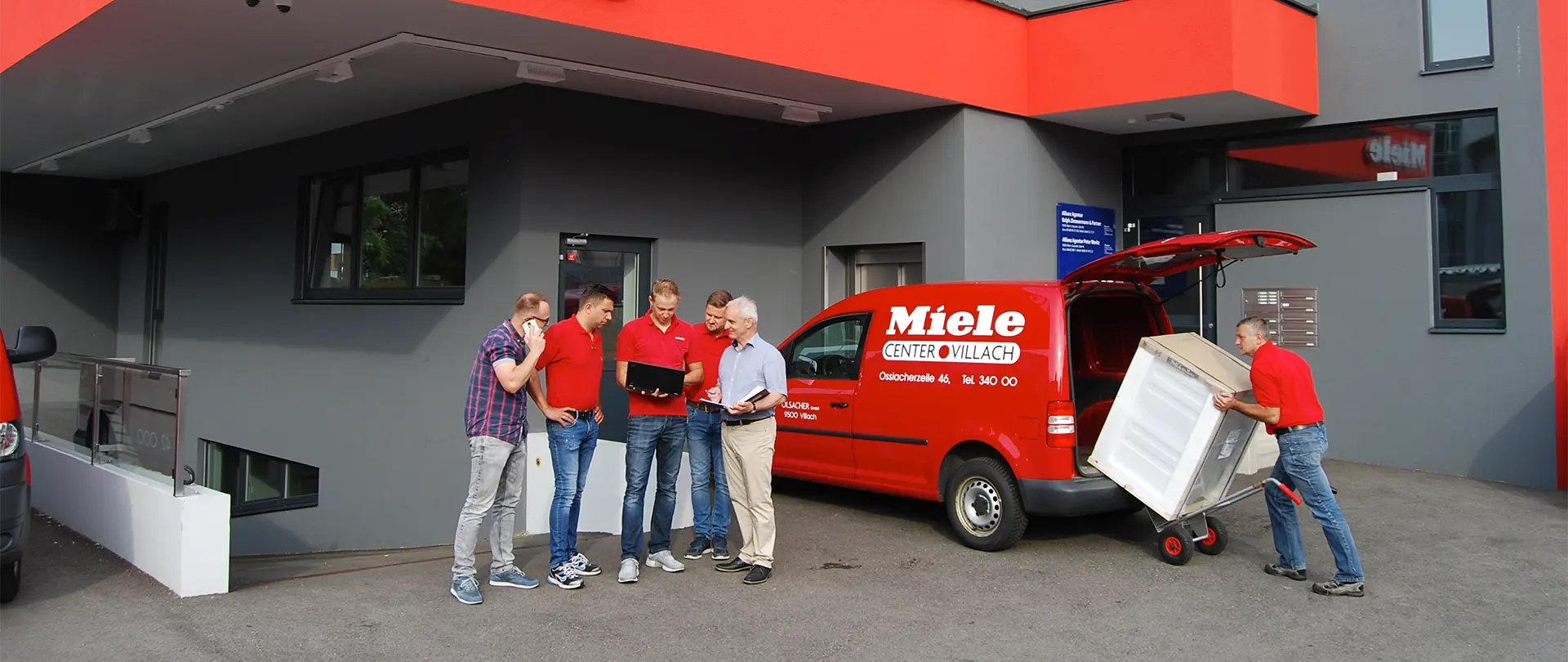 Herr Olsacher und seine Service Mitarbeiter vor dem Miele Center Olsacher in Villach.